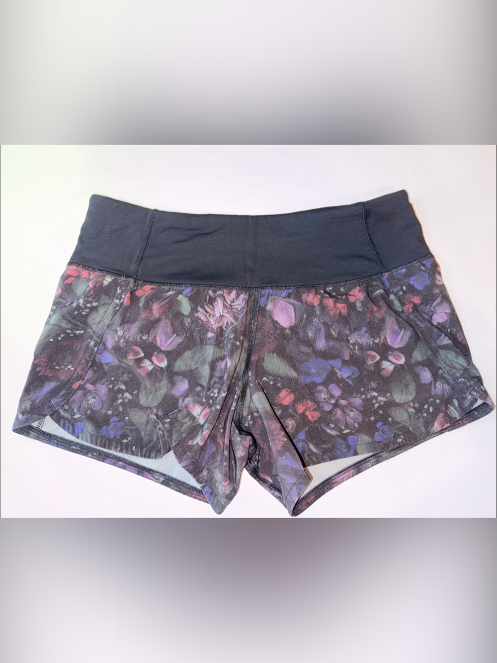 lululemon athletica Black Floral-Print Athletic Shorts size 4. 4” inseam
